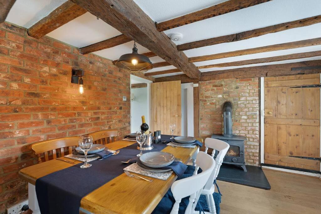 Local Walks Pub Gardens Pet Friendly Landscaped Gardens And Free Private Parking Villa Doddington  Exterior photo