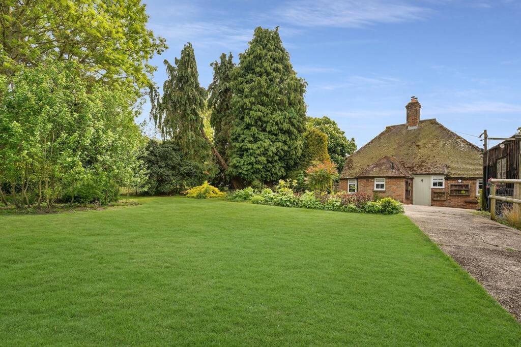 Local Walks Pub Gardens Pet Friendly Landscaped Gardens And Free Private Parking Villa Doddington  Exterior photo